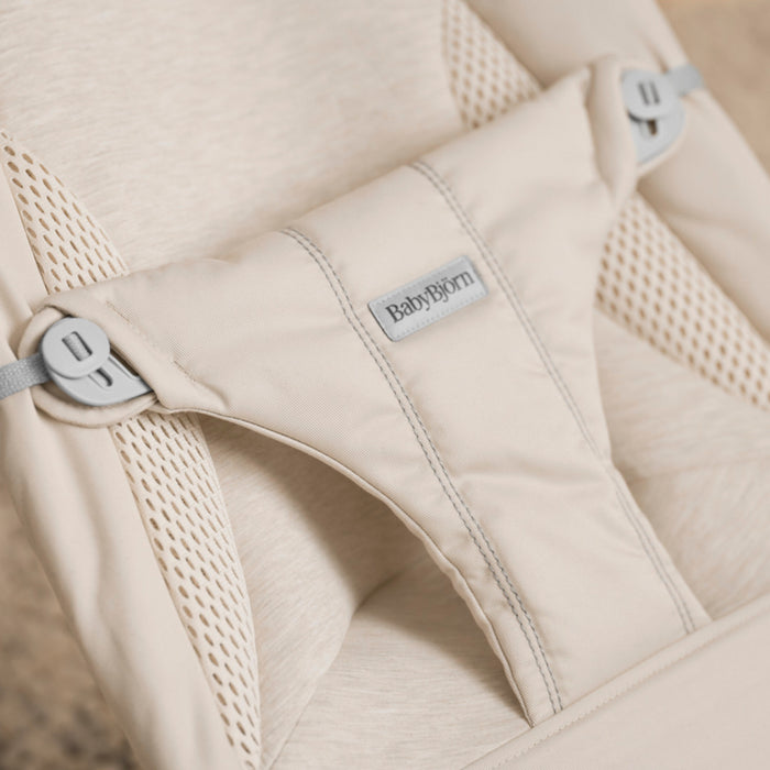 Babybjorn - Wipstoeltje Balance Soft  - Geweven Jersey Tri Fabric Lichtbeige