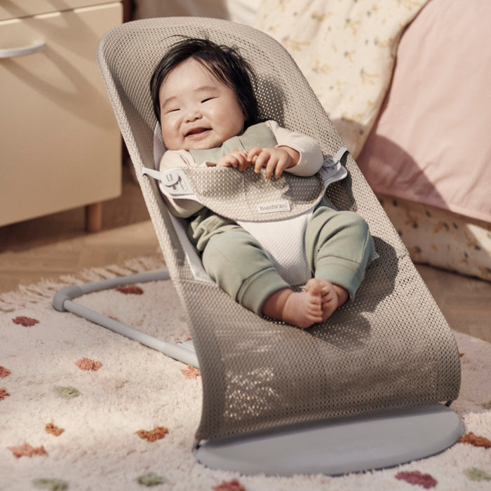 Babybjorn - Wipstoeltje Balance Soft  - Mesh Grijsbeige Wit