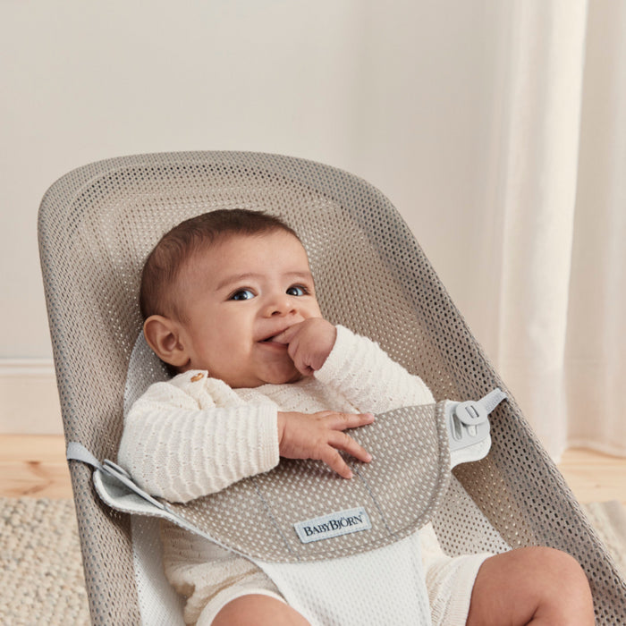 Babybjorn - Wipstoeltje Balance Soft  - Mesh Grijsbeige Wit