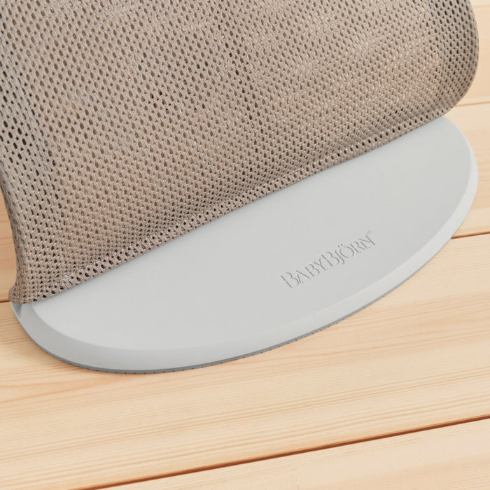 Babybjorn - Wipstoeltje Balance Soft  - Mesh Grijsbeige Wit