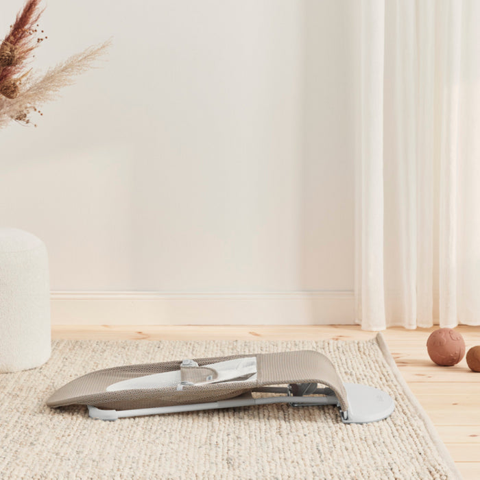 Babybjorn - Wipstoeltje Balance Soft  - Mesh Grijsbeige Wit