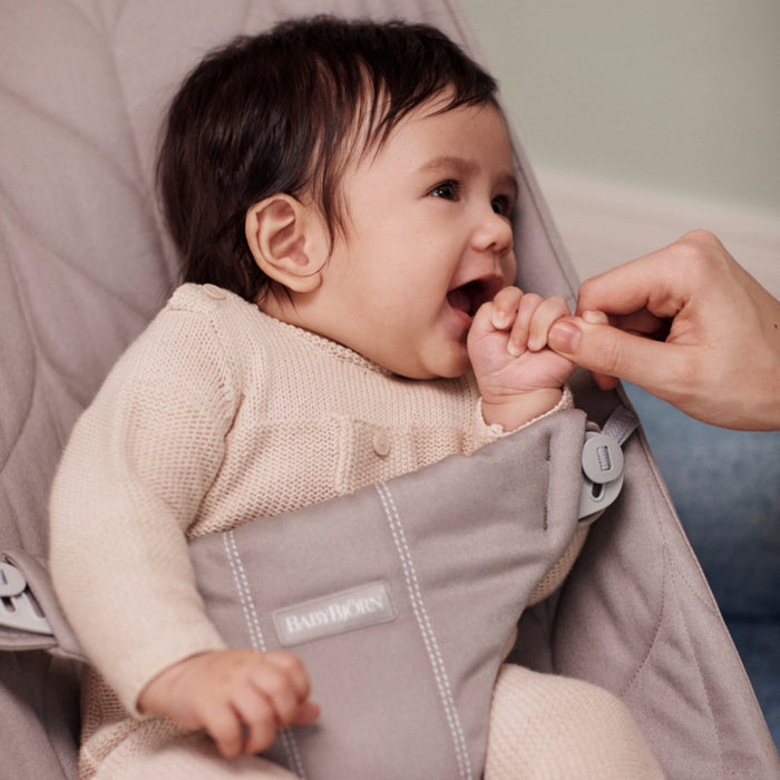 Babybjorn - Wipstoeltje Bliss  - Geweven kroonblad quilt Zandgrijs