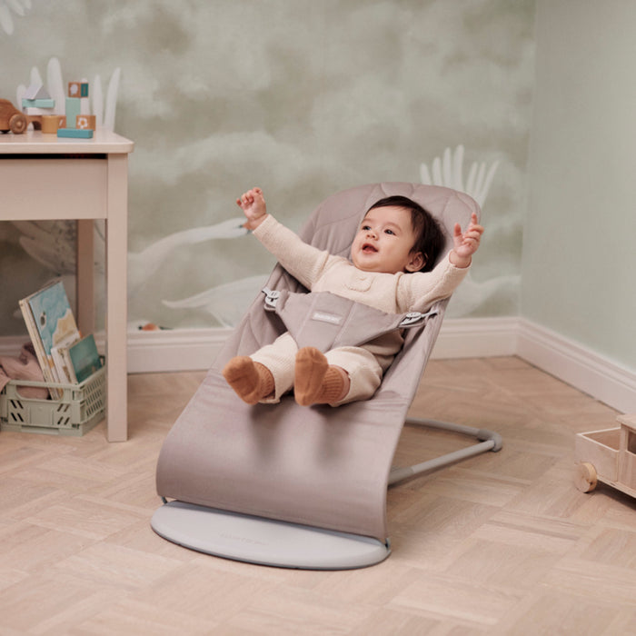 Babybjorn - Wipstoeltje Bliss  - Geweven kroonblad quilt Zandgrijs