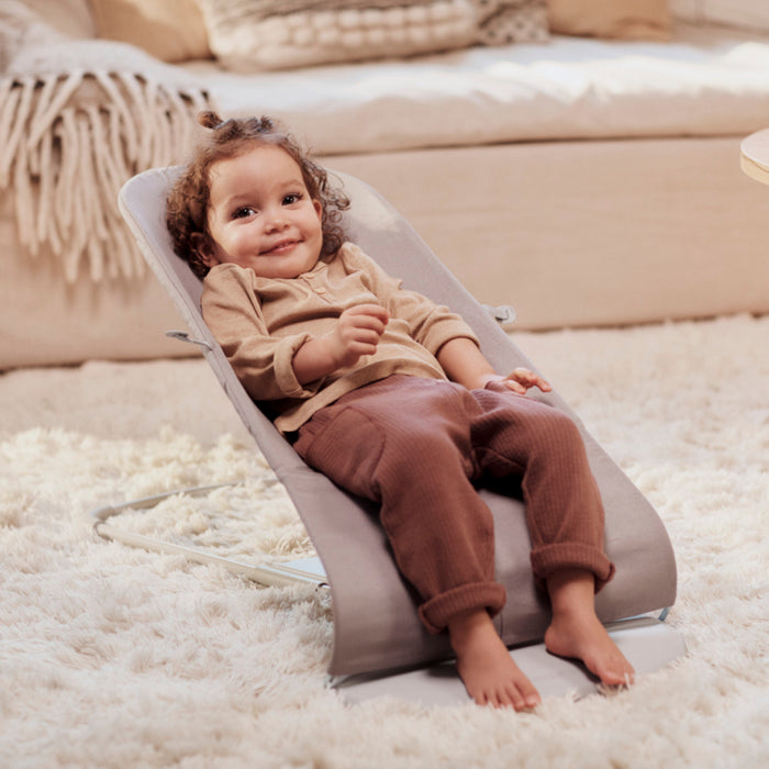 Babybjorn - Wipstoeltje Bliss  - Geweven kroonblad quilt Zandgrijs