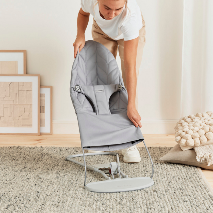 Babybjorn - Wipstoeltje Bliss  - Geweven Kroonblad quilt Lichtgrijs