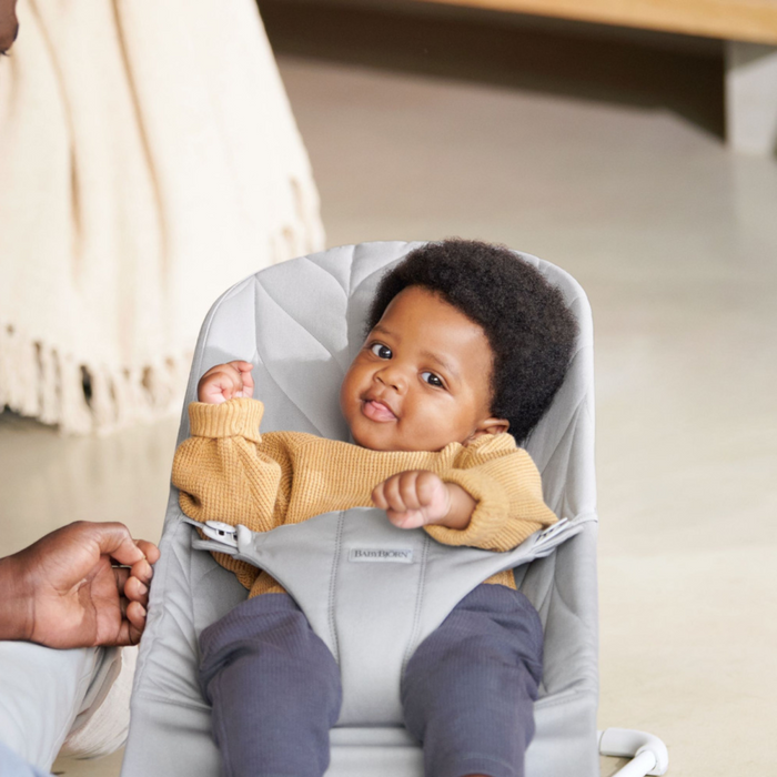 Babybjorn - Wipstoeltje Bliss  - Geweven Kroonblad quilt Lichtgrijs
