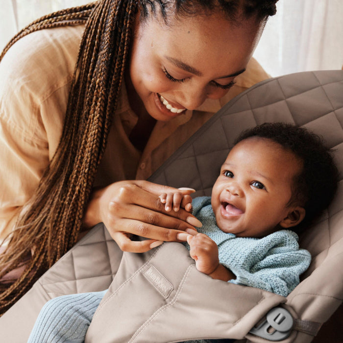 Babybjorn - Wipstoeltje Bliss  - Geweven klassiek quilt Zandgrijs