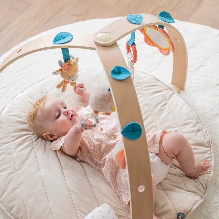 Nattou - MILA, ZOË & LANA - Speeltapijt met houten boog