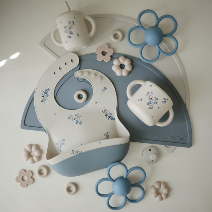 MUSHIE - RATTLE DAISY TEETHER - Faded denim