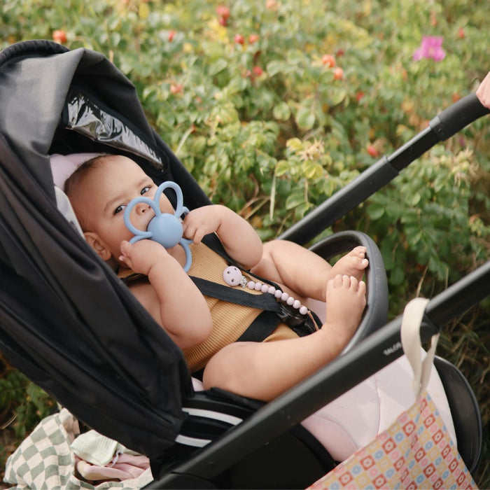 MUSHIE - RATTLE DAISY TEETHER - Faded denim