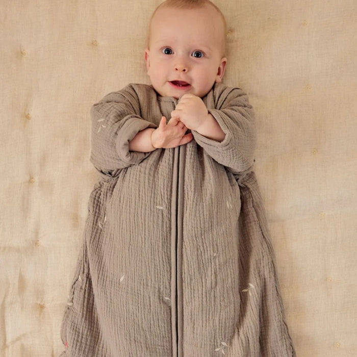 Noukies - F&O Slaapzak 100cm afritsbare mouwen, embroidered muslin - kaki