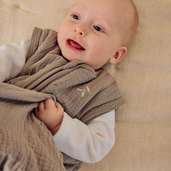 Noukies - F&O Slaapzak 100cm afritsbare mouwen, embroidered muslin - kaki