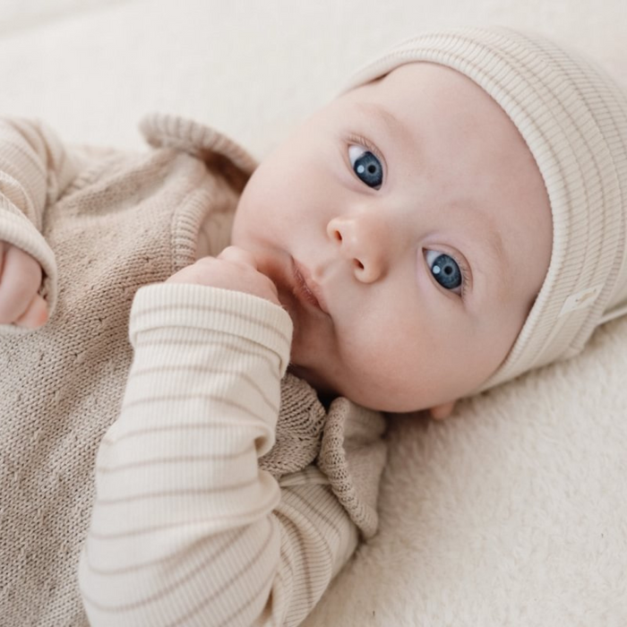 Little Dutch - Geboortemutsje Soft Beige Stripe