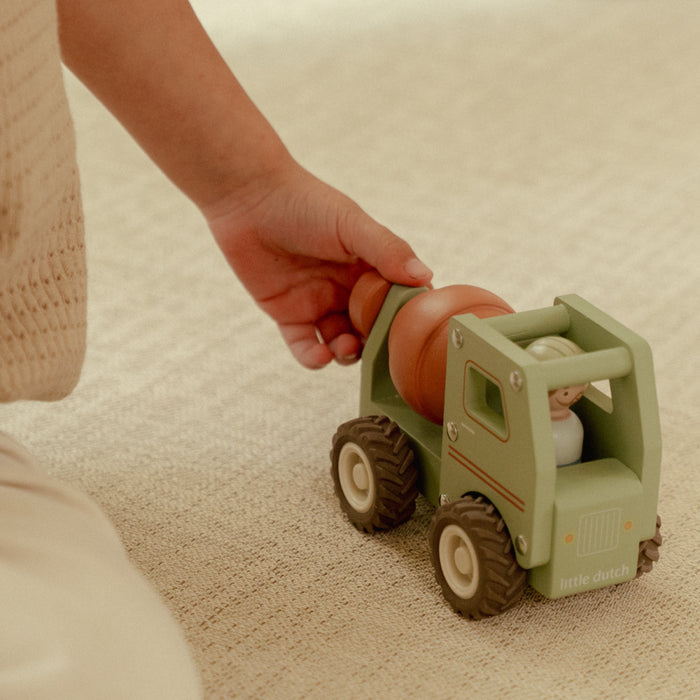 Little Dutch - Cementwagen met pegdoll FSC