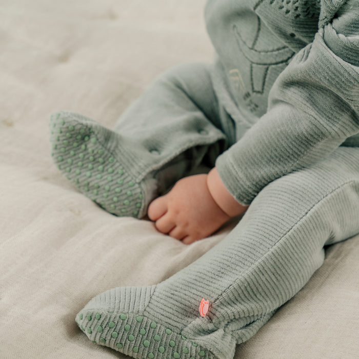 Noukies - Groene babypyjama met olifantenborduursel in geribd fluweel