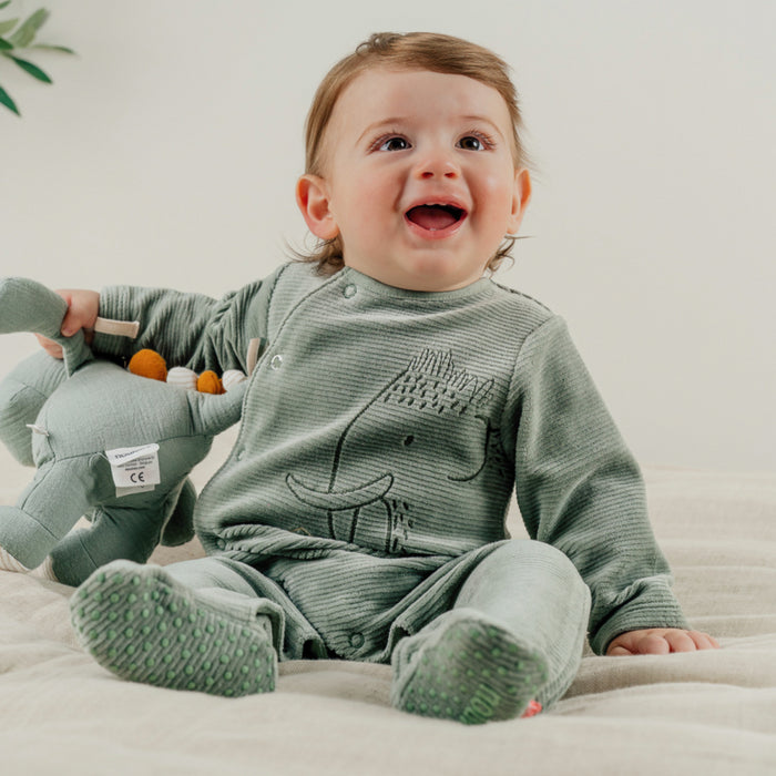 Noukies - Groene babypyjama met olifantenborduursel in geribd fluweel
