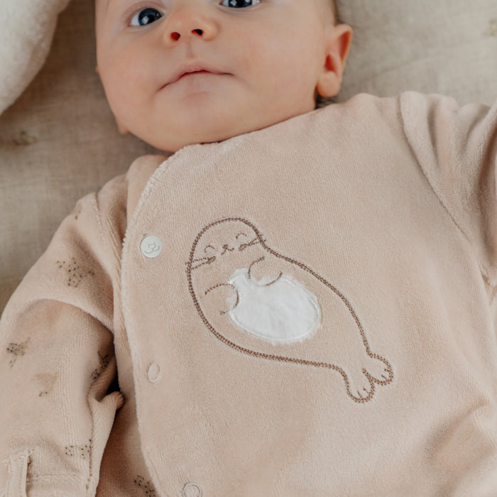Noukies - Ecru babypyjama met zeehondenborduursel in fluweel
