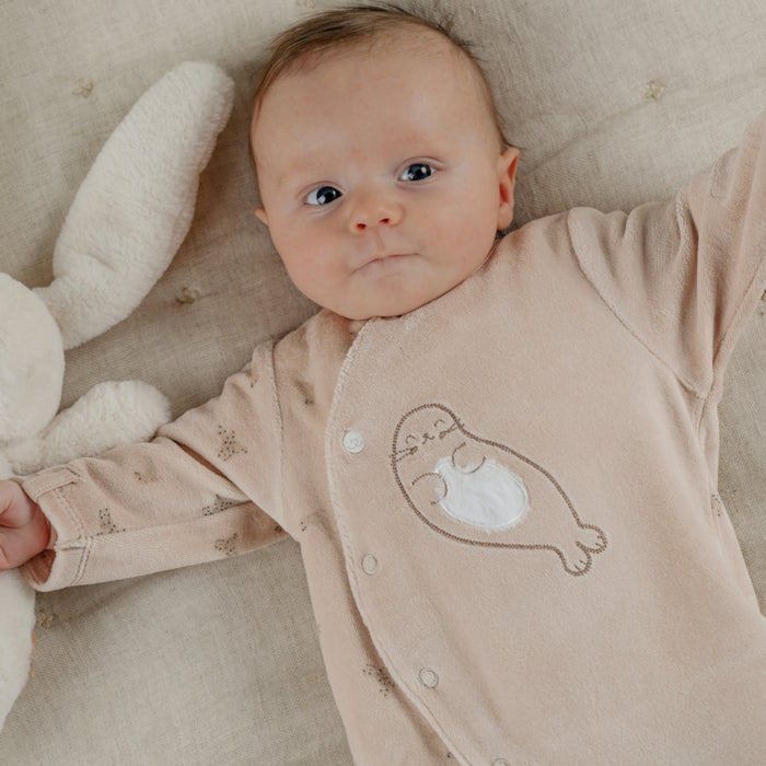 Noukies - Ecru babypyjama met zeehondenborduursel in fluweel