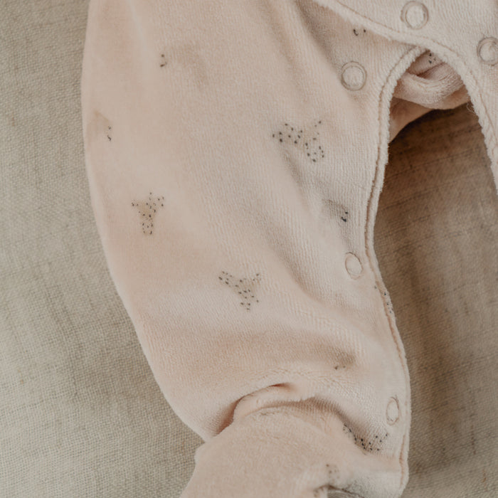 Noukies - Ecru babypyjama met zeehondenborduursel in fluweel